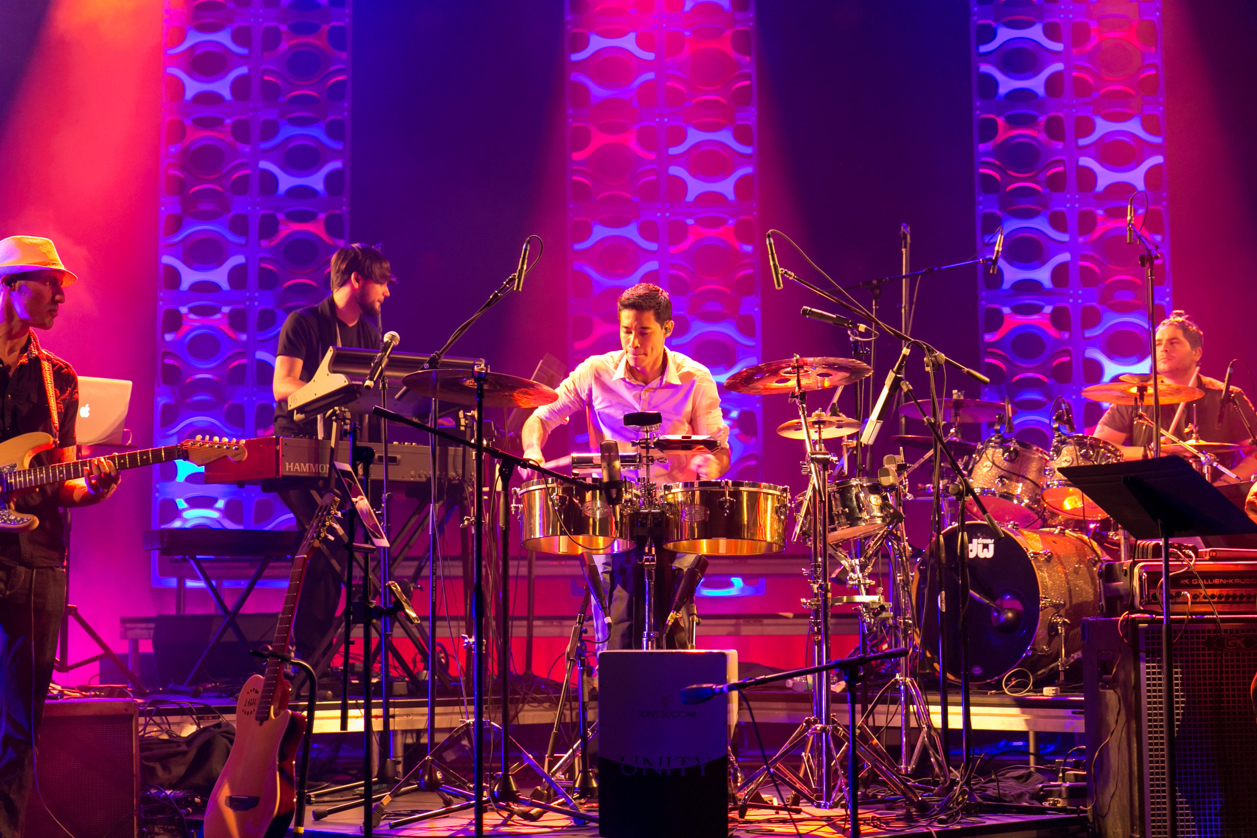 TONY SUCCAR, ganador del Grammy Latino, debuta su nuevo proyecto “LIVE